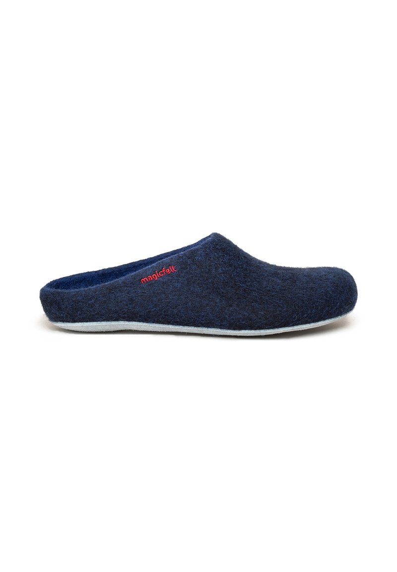 Marine blauwe gevoerde slippers met een gebogen vorm, zachte textuur en een rode "magicfelt" merkdetail aan de zijkant. Lichtgewicht zool eronder.