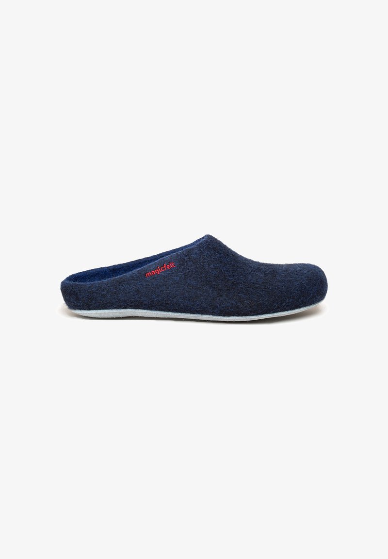 Navyblaue Filz-Clogs zum Hineinschlüpfen mit einer geschwungenen Form, weicher Textur und rotem "magicfelt"-Markierungsdetail an der Seite. Leichte Sohle darunter.