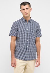 Koszula z krótkim rękawem zapinana na guziki w granatowo-białą kratę. Ma kołnierzyk, przednią kieszeń i regularny krój. Wykonana z oddychającego materiału.