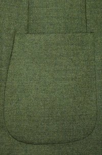 Zielona tkanina w jodełkę z przednią kieszenią z zaokrąglonymi krawędziami. Miękka faktura z subtelną wariacją kolorystyczną w całym materiale.