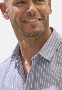 Himmelblau kariertes Hemd mit Knöpfen aus Leinen. Verfügt über einen spitzen Kragen und kurze Ärmel, hat eine lockere Passform und sichtbare Nähte.