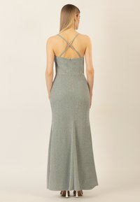 Metallisch-teal Abendkleid mit taillierter Silhouette, gekreuzten Spaghettiträgern und einem sanften Schwung am Saum. Reißverschluss hinten.