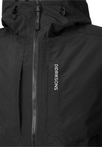 Chaqueta impermeable negra Didriksons con cremallera frontal y cuello alto con cordones ajustables en la capucha.