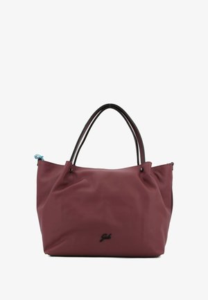 Borsa a tracolla color marrone scuro realizzata in materiale morbido e con texture. Presenta due manici neri, una marca discreta e un'apertura superiore.