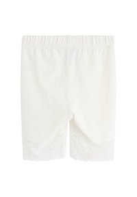 Hvide shorts i bomuld med elastisk taljebånd og blondekant ved kanten. Blonden har blomsterblade mønstre. Glat tekstur generelt.