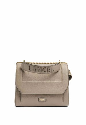 Sac à main en cuir taupe avec logo LANCEL embossé sur la poignée et bandoulière chaîne dorée, forme rectangulaire, fermeture par rabat avant.