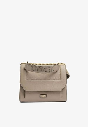 Sac à main en cuir taupe avec logo LANCEL embossé sur la poignée et bandoulière chaîne dorée, forme rectangulaire, fermeture par rabat avant.
