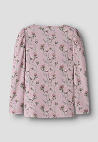Langärmeliges Oberteil aus hellrosa Stoff mit floralem Muster, das grüne Stiele und rosa Blumen zeigt, mit gerafften Schulternähten für zusätzliche Textur.