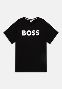 T-shirt en coton noir à manches courtes, avec un texte "BOSS" en blanc en gras sur le devant et un col rond contrastant. Design simple, coupe décontractée.