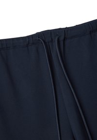 Donkerblauwe elastische tailleband met trekkoord aan een casual broek of korte broek, weergegeven tegen een witte achtergrond.
