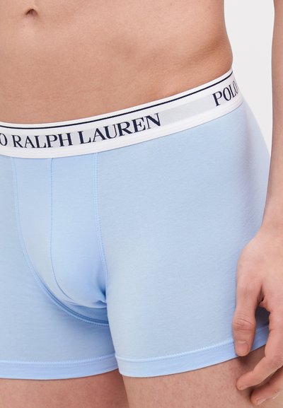Svijetloplave pamučne bokserice s bijelim pojasom na kojem je ispisano "POLO RALPH LAUREN" u mornarsko plavoj boji. Glatka tekstura i pripijeni dizajn.