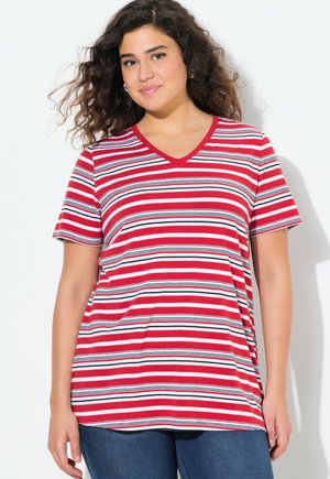 Camiseta de cuello en V a rayas rojas con mangas cortas. Presenta rayas horizontales en rojo, blanco y negro. Tela suave con un ajuste holgado.