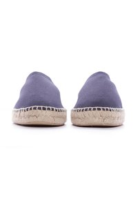 Espadrillas slip-on in tela blu navy con suola in corda di juta, caratterizzate da una punta rotonda e cuciture minime lungo il bordo.