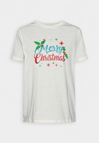 Bílá bavlněná tričko s nápisem "Veselé Vánoce" v červeném a tyrkysovém třpytivém písmu, s akcenty cesmíny a hvězdiček v zelené a modré barvě.