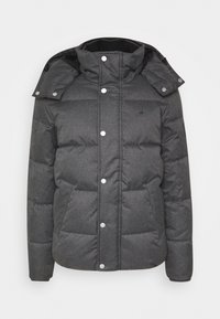 Dynejakke i mørkegråt stof med quiltet design, som har en høj krave, aftagelig hætte og trykknaplukninger.