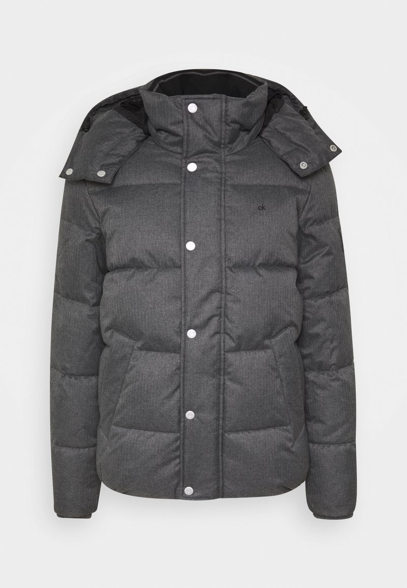 Dynejakke i mørkegråt stof med quiltet design, som har en høj krave, aftagelig hætte og trykknaplukninger.