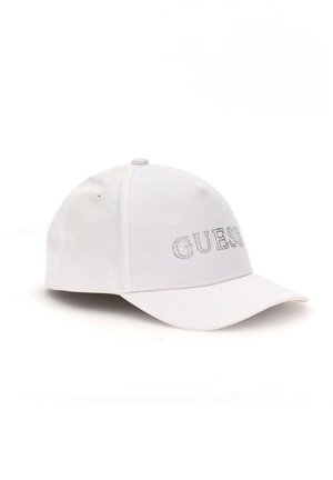 Cappellino da baseball bianco con logo "GUESS" ricamato e dettagli in strass, visiera curva e cinturino regolabile sul retro.