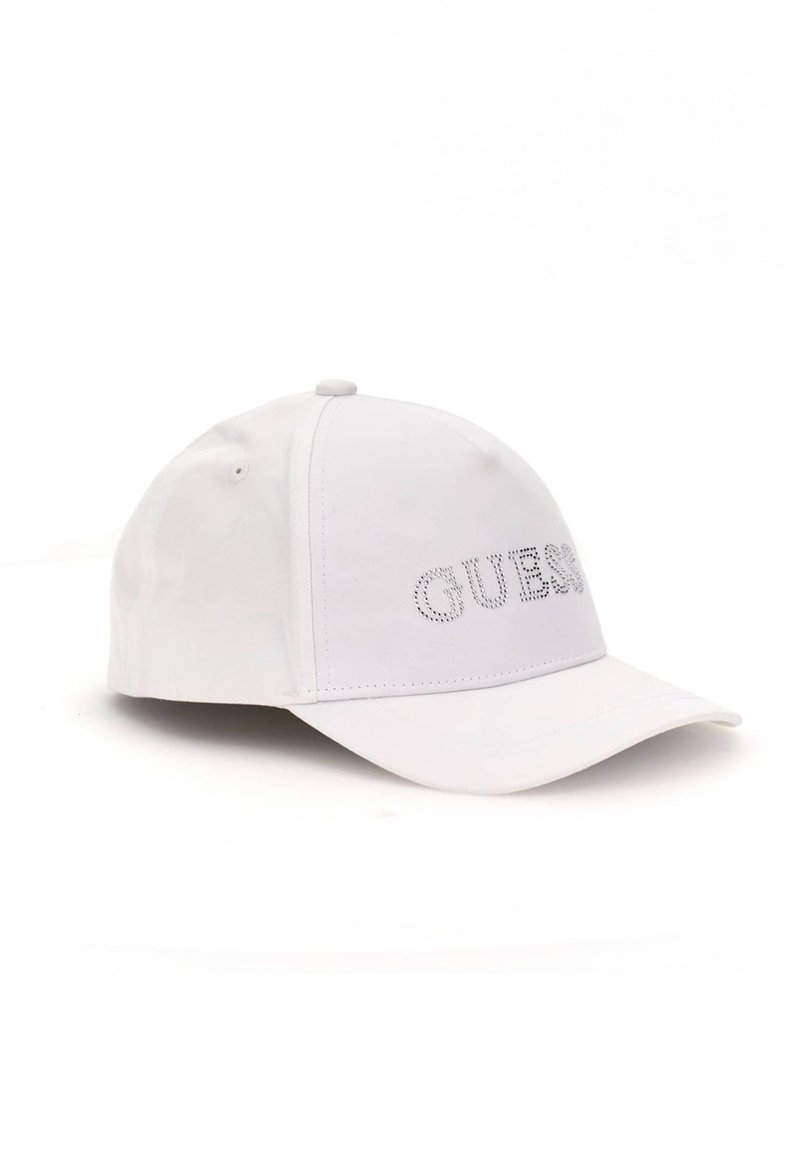 Cappellino da baseball bianco con logo "GUESS" ricamato e dettagli in strass, visiera curva e cinturino regolabile sul retro.