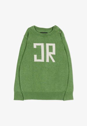 Maglione verde lavorato a maglia con polsini e orlo a coste, due bottoni sulla spalla sinistra e lettere bianche geometriche "CR" sul petto.