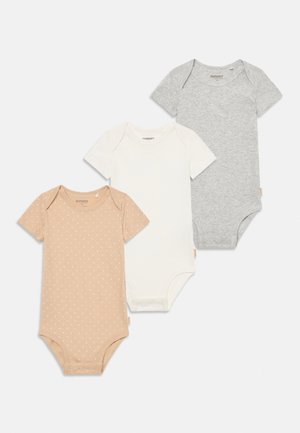 Trys trumpalaikiai kūdikių kūno marškiniai: smėliniai su baltais taškeliais, paprasta balta ir paprasta pilka, išdėstyti ant balto fono.
