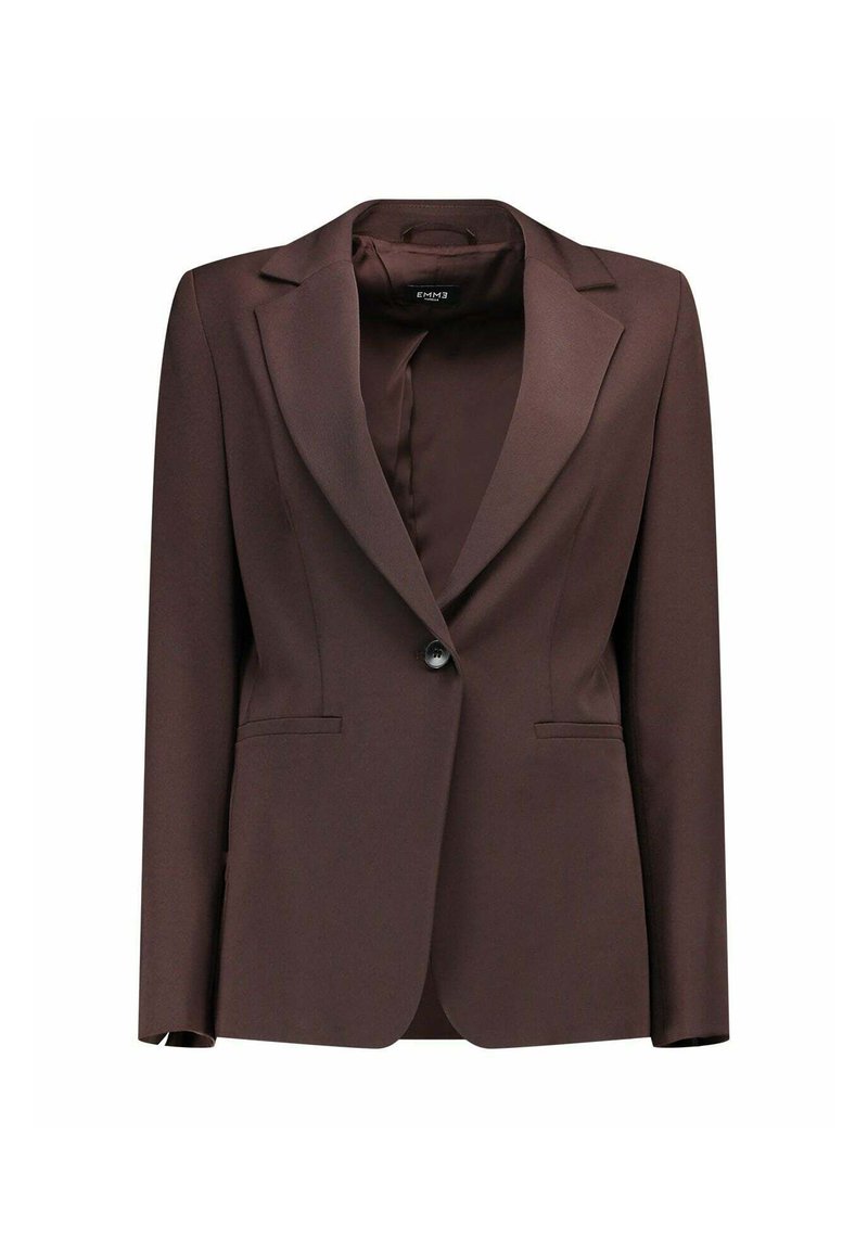 Blazer marrone con rever a punte, chiusura a un bottone e due tasche laterali. Texture liscia, vestibilità sartoriale e cuciture dettagliate.
