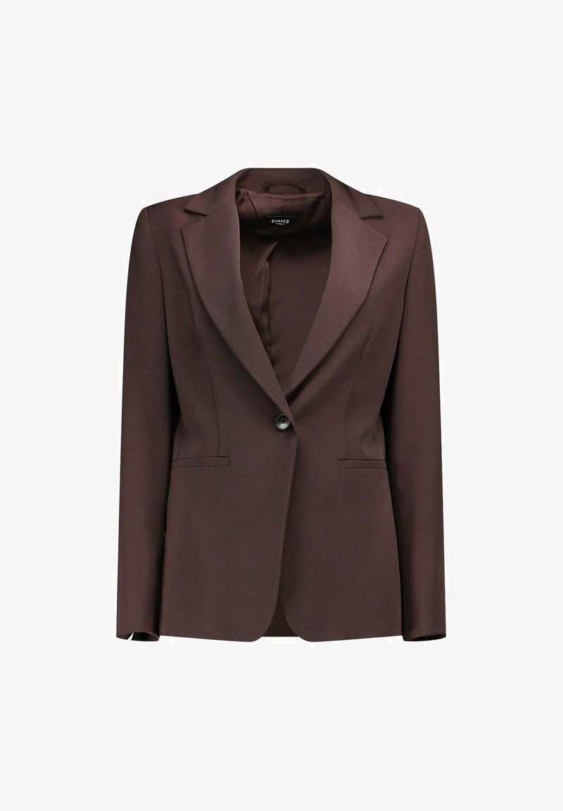 Blazer marrone con rever a punte, chiusura a un bottone e due tasche laterali. Texture liscia, vestibilità sartoriale e cuciture dettagliate.