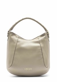 Borsa hobo in pelle beige chiaro con forma arrotondata, dotata di manico con borchie e logo in oro stampato sul fondo. Texture liscia.