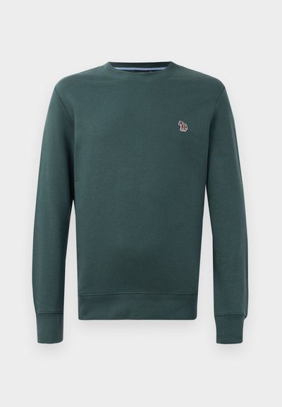 Sudadera de cuello redondo verde oscuro con mangas largas y un pequeño logotipo bordado de un caballo multicolor en el lado izquierdo del pecho.