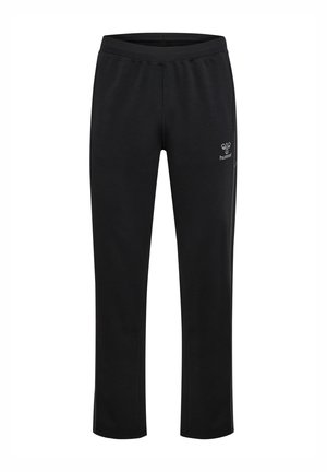 Czarne sportowe spodnie o prostych nogawkach z elastycznym pasem i małym białym logo Hummel na górnej części uda.