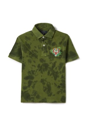 Polo vert avec un motif tie-dye, présentant un détail brodé de tigre sur la poitrine, et un col classique avec deux boutons.