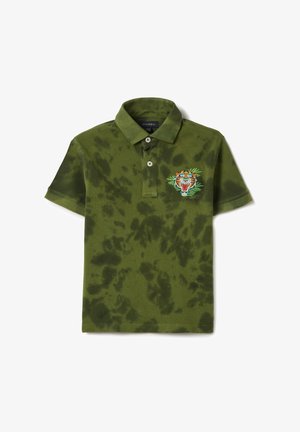 Camisa polo verde con un patrón de tie-dye, que presenta un detalle de bordado de un tigre en el pecho y un cuello clásico con dos botones.