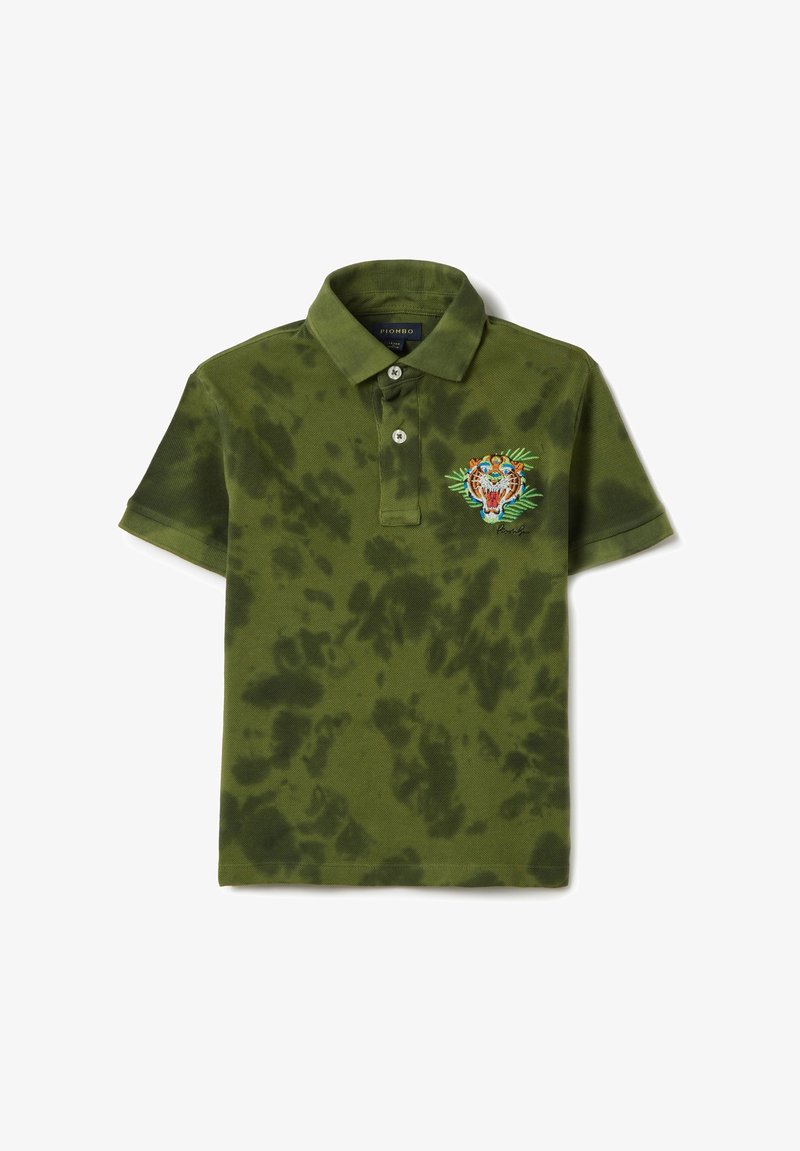 Polo vert avec un motif tie-dye, présentant un détail brodé de tigre sur la poitrine, et un col classique avec deux boutons.