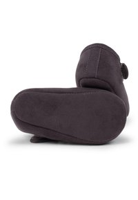 Chausson en daim gris foncé avec un bout arrondi, un extérieur texturé et une semelle plate en caoutchouc. Présente une couture et un accent élastique au niveau du talon.