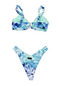 Set di bikini composto da un top verde menta con spalline arricciate e un motivo tie-dye blu; fondo coordinato a vita media, texture liscia e vestibilità elastica.
