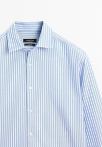 Camicia a maniche lunghe a righe blu chiaro e bianco con colletto button-down, realizzata in tessuto liscio, con etichetta sul collo e bottoni frontali.