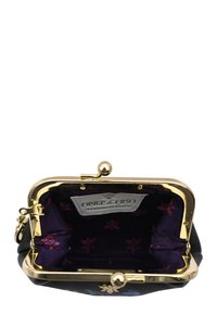 Zwarte leren clutch met gouden metalen frame, met een interieur in paarse bloemenpatroon en een sluiting met clasp.