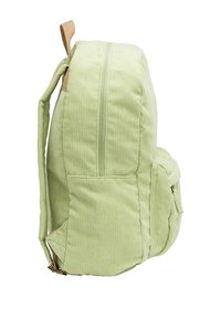 Groene corduroy rugzak met een gladde textuur, voorzien van een zijvak, dubbele schouderbanden en een lusvormig handvat bovenaan.