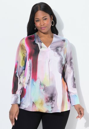 Blouse à manches longues dans des couleurs pastel, avec un motif abstrait aux nuances de rose, de bleu et de noir. Design en V et texture de tissu lisse.