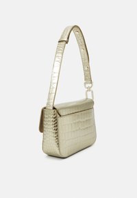 Sac à main en métal argenté avec motif crocodile, de forme plate, doté d'une seule bandoulière réglable et d'une fermeture à rabat. Texture lisse avec un léger éclat.