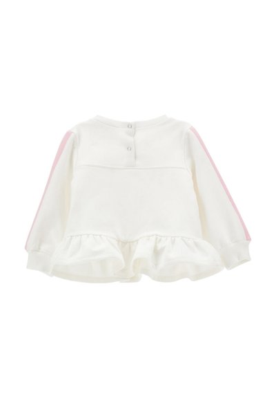 Haut à manches longues blanc avec des rayures roses aux épaules, un ourlet froncé et deux boutons au dos. Tissu en coton doux avec une texture lisse.