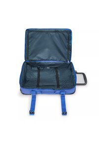 Valigia blu con chiusura a zip, aperta per rivelare un interno scuro e due cinghie di sicurezza nere. Realizzata in un tessuto resistente con una consistenza morbida.