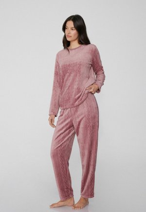 Rosa Velours-Pyjama-Set mit langen Ärmeln, Rundhalsausschnitt und strukturierten Mustern, dazu locker sitzende Hosen und weicher Stoff.