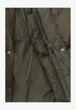 Olijfgroene gewatteerde binnenkant van een pufferjack, met zichtbare rits en stoffen paneel, voorzien van drukknoopknopen en een trekkoord.