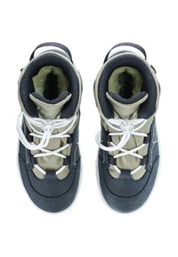 Hoge sneakers met een bovenwerk van marineblauw suede en mesh, een beige textielgedeelte, witte veters en een trekstrip aan de hiel.