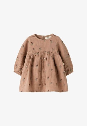 Robe bébé à manches longues rose poussiéreux avec broderie de petites fleurs rouges et blanches et détail de taille froncée.