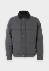 Geacă gri puffer cu design matlasat, guler din catifea, nasturi tip snapp, buzunare laterale și manșete ribbate, având un material neted și texturat.