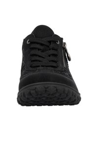 Czarne trampki z teksturowaną cholewką, okrągłym noskiem, sznurowanym zapięciem i bocznym zamkiem błyskawicznym. Podeszwa ma wzorzystą bieżnię dla lepszej przyczepności.