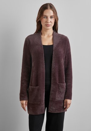 Cardigan moelleux à l'avant ouvert de couleur prune profonde, avec des manches longues et deux poches avant. Sa texture douce améliore le confort.