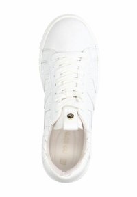 Witte sneaker met een textuur bovenkant, ronde neus, platte veters en een cirkelvormig logo-accent. Gladde materiaal met een witte rubberen zool.