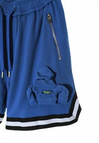 Pantalones cortos de punto azules con una superficie texturizada, que cuentan con un bolsillo lateral con cremallera y una pequeña capucha adjunta. Dobladillo de rayas en blanco y negro en la parte inferior.